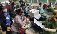 Ngày thứ hai quản lý di biến động, một số chốt kiểm soát tại TP HCM vẫn ùn ứ