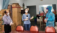 Ban tổ chức Cuộc vận động sáng tác Văn học Nghệ thuật TP HCM tặng nghệ sĩ nghèo 1.000 phần quà