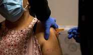 Số ca nhập viện tăng, dân Mỹ đổ đi tiêm vắc-xin Covid-19