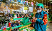 Dân quân tự vệ làm shipper, đi chợ hộ cho người dân ở TP HCM