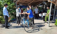Đi bộ từ Quảng Ngãi về quê, chàng trai Thanh Hóa được bà con Quảng Nam tặng tiền, xe máy