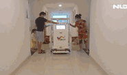 Robot hỗ trợ chăm sóc những gì cho F0 tại bệnh viện dã chiến?