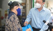 Lãnh đạo TP HCM thăm, tặng quà người dân khó khăn