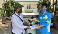 Được tặng 4 xe máy sau khi bị cướp, nữ lao công tặng lại 2 chiếc cho đồng nghiệp khó khăn