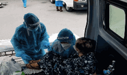 Xúc động hình ảnh 2 nữ tình nguyện viên ôm F0 vào bệnh viện cấp cứu