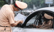CLIP: Siết chặt giấy đi đường, nhiều chốt kiểm soát ở Hà Nội ùn tắc
