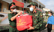 100.000 phần quà và 4.000 tấn gạo của Bộ Quốc phòng đến tay người dân TP HCM