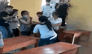 CLIP: Nữ sinh lớp 9 bị đánh hội đồng nhập viện chỉ vì vô tình dẫm vào chân bạn