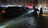 Mỹ: Bão lũ biến ga tàu thành thác nước, 46 người chết trong nhà và xe