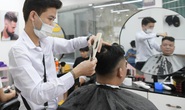 CLIP: Người dân Thủ đô ùn ùn kéo đi cắt tóc trong ngày đầu tiên chấm dứt giãn cách xã hội