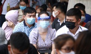 Hàng trăm người dân có bệnh nền xếp hàng chờ tiêm vắc-xin Covid-19