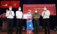 Nguyên Phó Thủ tướng Thường trực Trương Hòa Bình tặng máy tính cho học sinh khó khăn