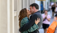 Cặp đôi Jennifer Lopez và Ben Affleck hôn nhau giữa phố