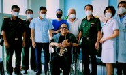 Nghệ sĩ Trần Mạnh Tuấn thổi saxophone trong bệnh viện tặng Phó Thủ tướng Vũ Đức Đam