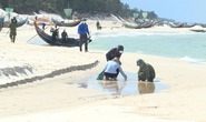Phát hiện thêm dầu lạ dày đặc dọc bờ biển Quảng Bình