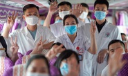 CLIP: 500 y bác sĩ Phú Thọ tới Hà Nội hỗ trợ tiêm vắc-xin và xét nghiệm Covid-19
