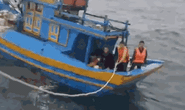 CLIP: Giải cứu 3 cha con ngư dân trên chiếc tàu cá trôi dạt trên biển