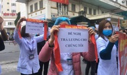 Nhân viên y tế Bệnh viện Tuệ Tĩnh căng băng rôn yêu cầu trả lương
