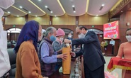 Chủ tịch nước Nguyễn Xuân Phúc tặng quà cho người nghèo ở Đà Nẵng