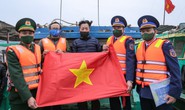 Báo Người Lao Động trao 1.000 lá cờ Tổ quốc cho ngư dân xã đảo Quan Lạn