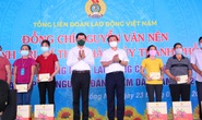 Bí thư  Nguyễn Văn Nên tặng quà cho công nhân khó khăn ở Đồng Nai