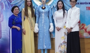 Hành động dễ thương của Hoa hậu Thùy Tiên trước khi tặng trang phục cho bảo tàng
