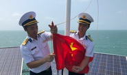Mang cờ Tổ quốc ra nhà giàn DK1