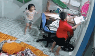 CLIP:  Cướp liều lĩnh đập cửa nhà ở Đồng Nai, 2 cháu nhỏ rúm ró đưa tài sản