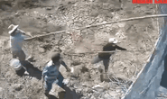 CLIP: Nhóm người hung hăng ném đá khiến bảo vệ công trình điện gió nhập viện