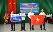 Thêm 2.000 lá cờ Tổ quốc tặng ngư dân tỉnh Bến Tre