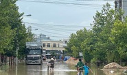 Bình Định: Mưa lũ gây ngập lụt trên diện rộng, hơn 42.000 học sinh không thể đến trường