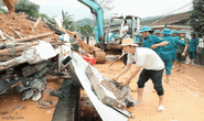 Thất thần thấy nhà cửa tan hoang