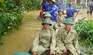 Hình ảnh Phó Thủ tướng Lê Văn Thành vượt lũ thăm người dân