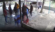 Nhóm côn đồ bịt mặt lao vào nhà khống chế, đánh đập gia chủ