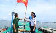 Tặng cờ Tổ quốc cho ngư dân xã đảo Sơn Hải