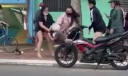 CLIP: Nữ sinh lớp 10 ở Vũng Tàu bị đánh hội đồng, kéo lê trên đường