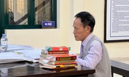 Bị cáo Hiệp khùng mang nhiều tài liệu, sách luật đến phiên toà