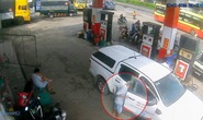 CLIP: Táo tợn trộm tài sản trong ô tô ngay cây xăng ở quận 12