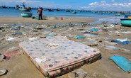 Rác ngập bờ biển Mũi Né