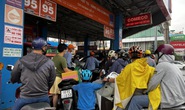 TP HCM: Người dân xếp hàng chờ đổ xăng, nhiều nơi ngưng bán