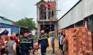 Cắt bê tông, giải cứu công nhân bị treo lơ lửng vì sập giàn giáo