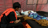 Thảm họa động đất ở Indonesia: Phụ huynh đau đớn bên thi thể con gái