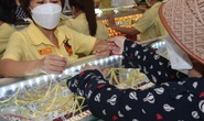 Giá vàng hôm nay 25-11: Tăng tiếp, USD chưa ngừng đà giảm