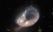 Ảnh sốc từ NASA/ESA: Cửa sổ vượt thời gian 2 tỉ năm cho chúng ta?