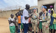 Bệnh viện dã chiến mũ  nồi xanh Việt Nam tặng quà các trường học tại Nam Sudan