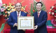Trao Huy hiệu 40 năm tuổi Đảng tặng Chủ tịch nước Nguyễn Xuân Phúc