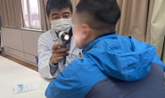 Nam thanh niên bị hoại tử da mặt sau tiêm filler nâng mũi