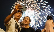 Khoảnh khắc người dân TP HCM đón năm mới 2023 dưới bầu trời pháo hoa