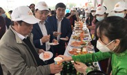 Bộ trưởng Lê Minh Hoan cùng các cầu thủ bóng đá tham gia Lễ hội thu hoạch cà rốt