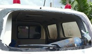 Không muốn vợ mắc Covid-19 đi cách ly, chồng đập vỡ kính xe cấp cứu